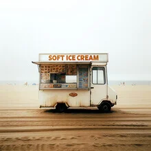 Fotokunst von David Foster Nass: Eiswagen am Strand, humorvolle surreale Szene.