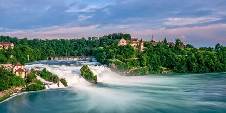 Wunderschöner Wasserfall in der Schweiz, umgeben von üppigem Grün und sanften Wellen.