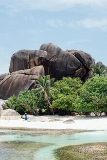 Fotokunst von Anke Dörschlen: ruhiger Strand mit Palmen unter blauem Himmel