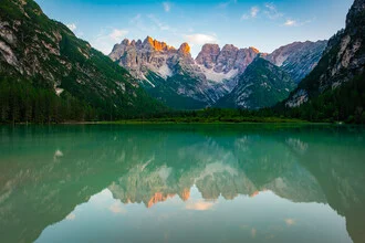 Wunderschöner Sonnenuntergang über dem Dürrensee und der Cristallo-Gruppe in den Dolomiten.