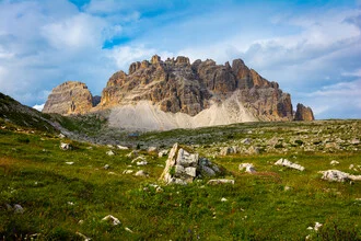 Fotokunst von Martin Wasilewski: Sommerlandschaft in den Dolomiten mit grünen Bergen.