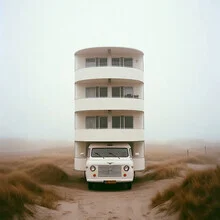 Wandbild: surrealer Wohnkomplex mit einem Camper auf einem dreistöckigen Haus
