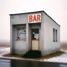 Fröhliche Szene mit Getränken und Freunden in entspannter Atmosphäre.