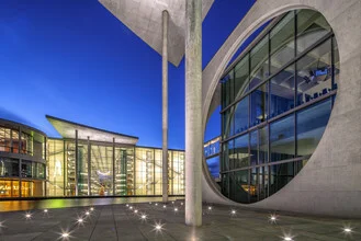 Fotokunst von Achim Thomae: beleuchtetes Regierungsviertel in Berlin zur blauen Stunde