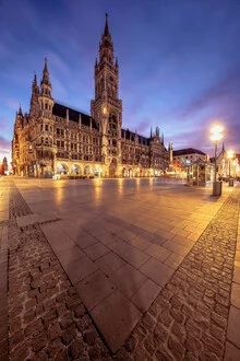 Sonnenaufgang über Marienplatz in München, sanfte Farben und ruhige Atmosphäre