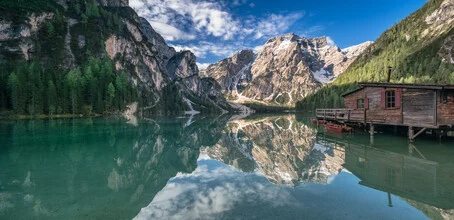 Panoramaaufnahme des Braiessees mit Bergen im Hintergrund und ruhiger Wasseroberfläche.