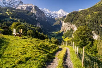 Panoramablick ins Lauterbrunnental in der Schweiz mit sanften Bergen und Wasserfall.