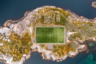 Luftaufnahme eines Fußballstadions umgeben von der Küste der Lofoten-Inseln in Norwegen