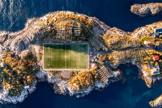 Luftaufnahme von Henningsvær auf den Lofoten: Küstenlandschaft im Herbst