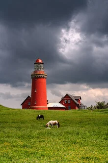 Fotokunst von Achim Thomae: Leuchtturm an der Nordseeküste im Sommer