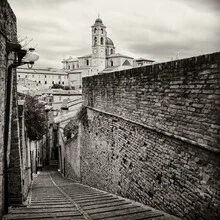 Fotokunst von J. Daniel Hunger: ruhige Gasse in Urbino, Umbrien, Italien