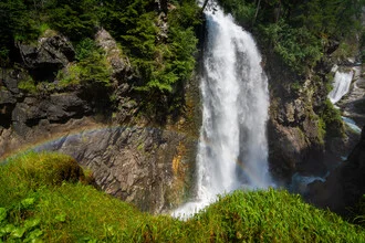 Wasserfall mit Regenbogen in Südtirol, ruhige Stimmung und natürliche Farben