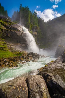 Fotokunst von Martin Wasilewski: Krimmler Wasserfall im Sommer mit grünen Bergen