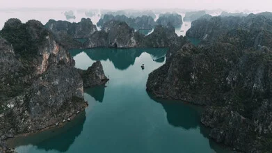 Wandbild von Christian Seidenberg: einsames Boot in der Ha Long Bucht, ruhige Wasseroberfläche.