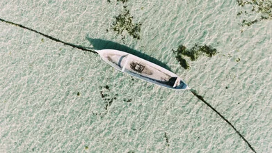 Eine einsame Boot auf ruhigem Wasser in Bali, Indonesien.