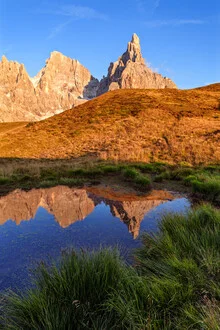 Fotokunst von Achim Thomae: Sonnenuntergang über den Dolomiten mit Spiegelung im Wasser
