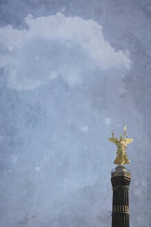Fotokunst von Steffi Louis: Blick auf den Himmel über Berlin mit Wolken und goldener Siegessäule.