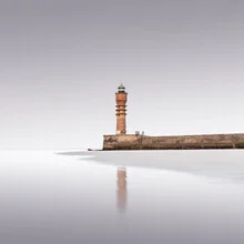 Fotokunst von Ronny Behnert: ruhige Küstenlandschaft mit Leuchtturm und Spiegelung im Wasser