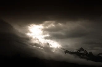Wunderschönes Foto von Alexander Roe: Wolken über den Bergen in Kanada