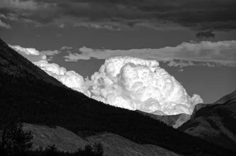 Wandbild von Alexander Roe: Wolken über den Bergen im Black-and-White-Stil