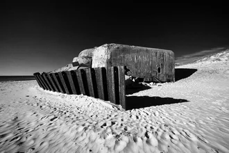 Bunker am Strand in Dänemark, alte Ruine vor Nordsee bei Schwarz-Weiß-Fotografie.