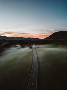 Fotokunst von Kerstin Maier: ländliche Straße im Nebel bei Sonnenaufgang