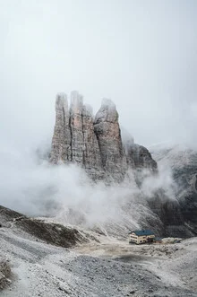 Fotokunst von Kerstin Maier: Felsformationen im Nebel der Dolomiten.