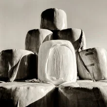 Fotokunst von J. Daniel Hunger: Landschaft mit Silageballen in sanften Farben