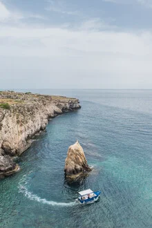 Fotokunst von Diana & Ronnie: Segelboot auf dem ruhigen Mittelmeer