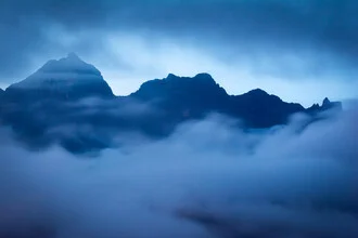 Fotokunst von Martin Wasilewski: Berchtesgaden Alpen im Nebel bei Dämmerung