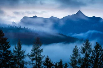 Fotokunst: Berchtesgadener Alpen über einem Nebelmeer während der Dämmerung.