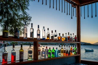 Fotokunst von J. Daniel Hunger: entspannte Strandbar im Peloponnes, Griechenland