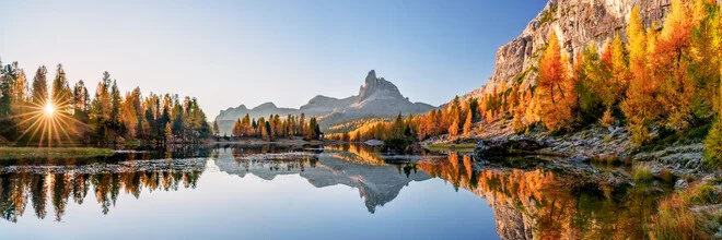 Fotokunst von Achim Thomae: Herbstlandschaft der Dolomiten mit ruhigem See
