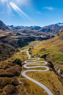 Fotokunst von Achim Thomae: kurvenreiche Julierpassstraße in Herbstfarben