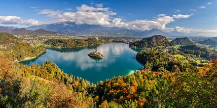 Fotokunst von Achim Thomae: Herbststimmung am Bleder See in Slowenien