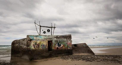 Fotokunst von Monika Schwager: Kitesurfer am Strand mit Wolken im Hintergrund