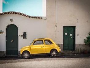 Photo art by Johann Oswald: yellow Fiat 500 in front of a colorful facade in Italy.