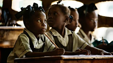 Fotokunst von Frank Domahs: Schulkindern beim Lernen in Haiti.