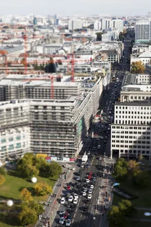 Blick auf Berlin von oben mit modernen Gebäuden und belebten Straßen.