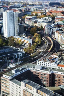 Fotokunst von Yehuda Swed: Berlin von oben mit verschwommenen Stadtansichten