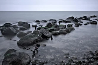 Fotokunst von Michaela Ertelt: ruhige Dämmerung über den Steinen an der Ostsee