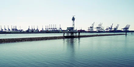 Fotokunst von Kay Block: ruhiger Blick auf den Hamburger Hafen mit Kränen.