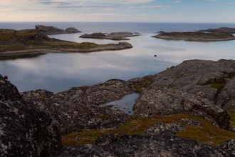 Fotokunst von Natalia Rudenko: ruhige Nachtlandschaft in Murmansk, Russland