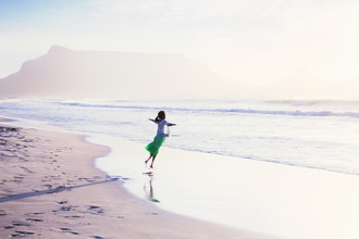 Eva Stadler, Girl dancing in front of Table Mountain (Südafrika, Afrika)