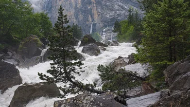 Fotokunst von Rainer Kohlrusch: ruhiger Wasserfall im Hochgebirge mit umgebendem Wald