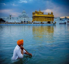 Photo art by Jens Benninghofen: golden temple in India with a man wearing a turban