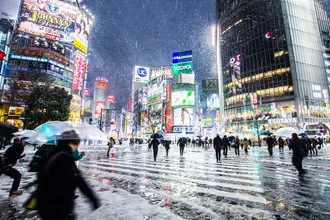 Wall art by Jörg Faißt: busy Shibuya Crossing in Tokyo during winter snow