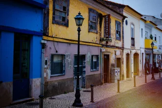 Fotokunst von Simon Bode: entspannte Straßenszene in Portugal mit Blautönen