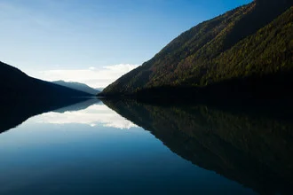 Wunderschöner See mit Spiegelung bei Sonnenuntergang in Österreich
