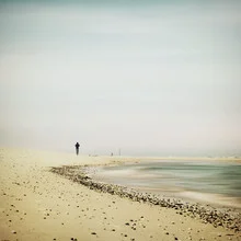 strandläufer - fotokunst von Manuela Deigert